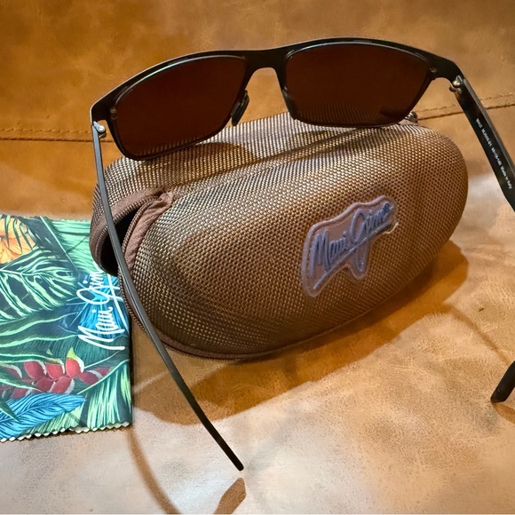 Maui Jim Polarized Brown Sunglasses with Case - Picture 2 of 9